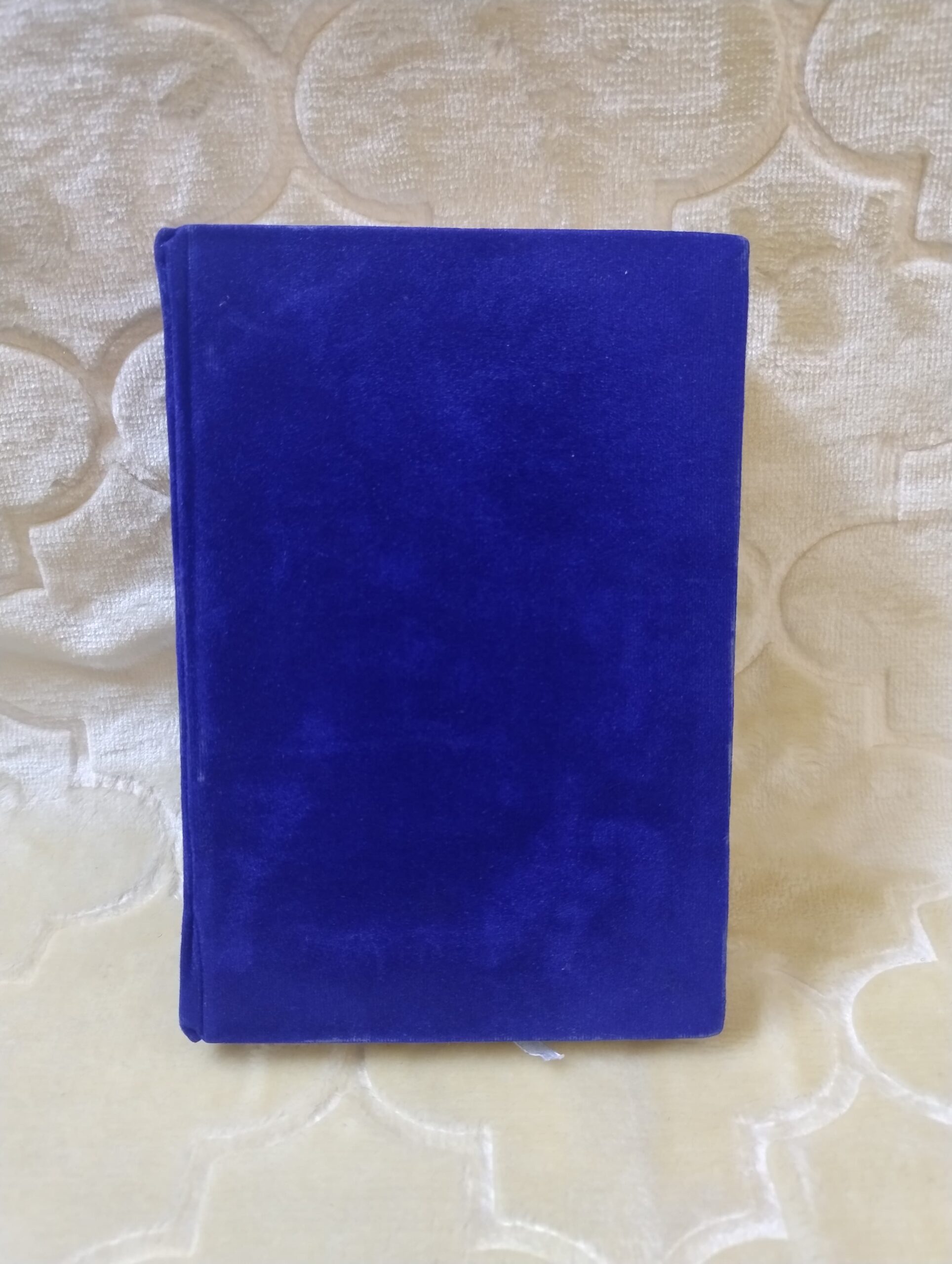 Elegant Customizable Quran with Velvet Covers and Gold Accents - Image 9