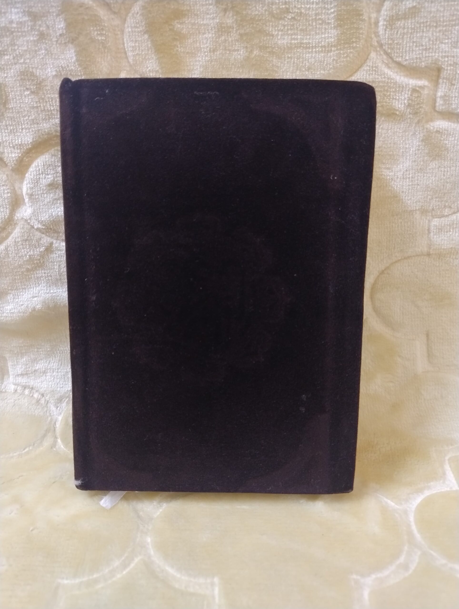 Elegant Customizable Quran with Velvet Covers and Gold Accents - Image 13