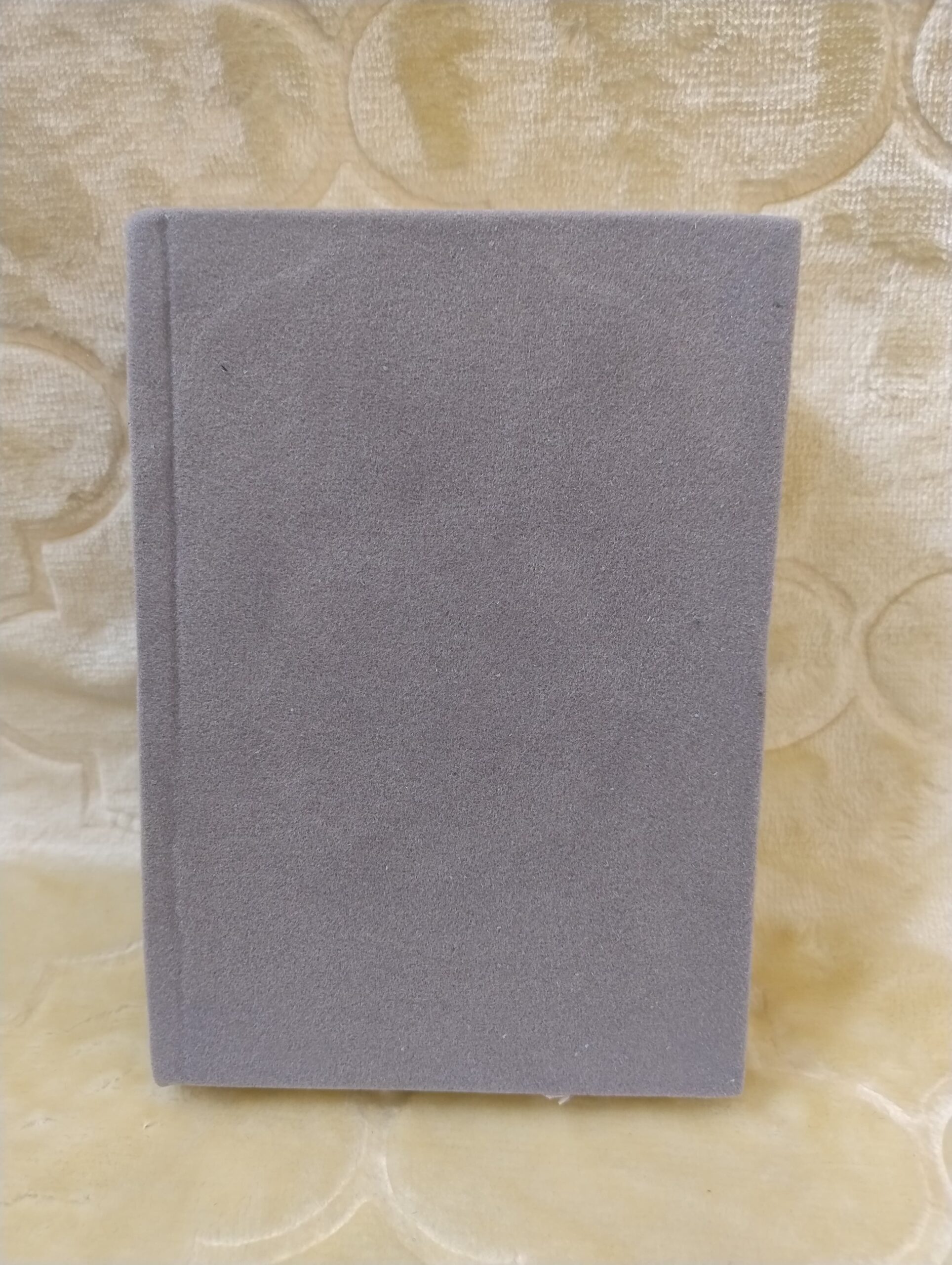 Elegant Customizable Quran with Velvet Covers and Gold Accents - Image 7
